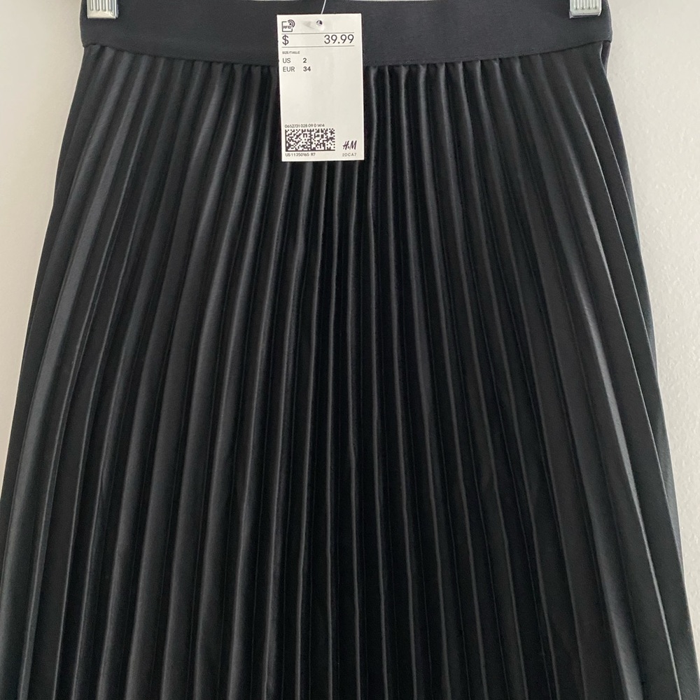H&M PLEATED SKIRT